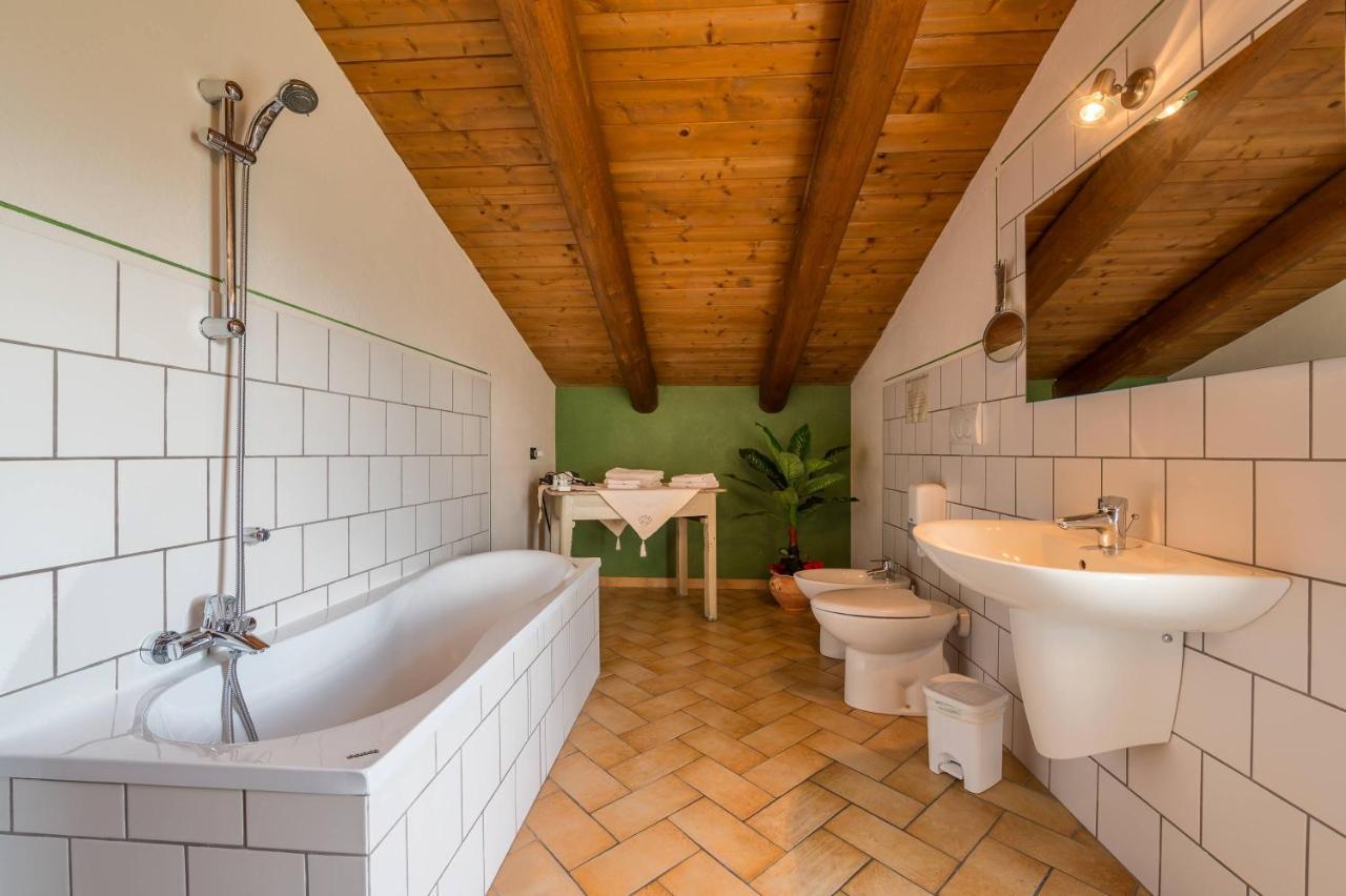 サルッツォ Agriturismo Il Nido Di Baccoヴィラ エクステリア 写真