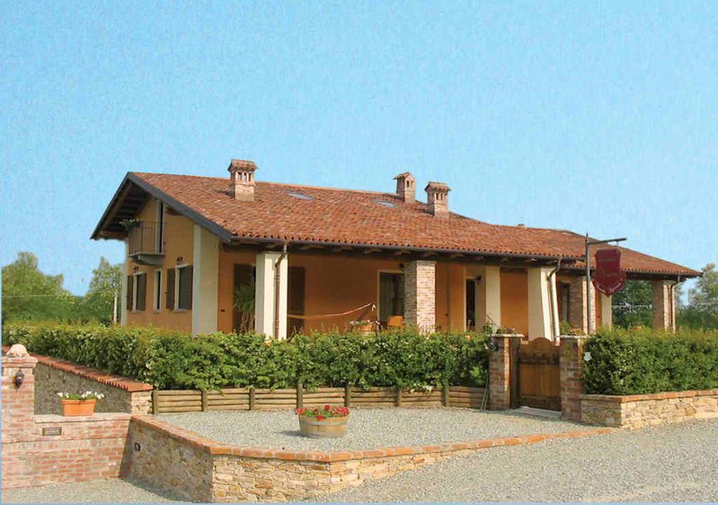 サルッツォ Agriturismo Il Nido Di Baccoヴィラ エクステリア 写真